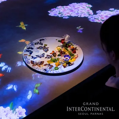 Projected underwater scene surrounding a plate at Grand InterContinental Seoul